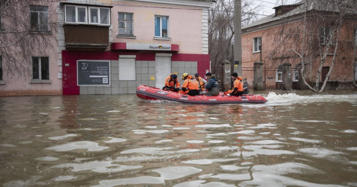 Руснаци организират рядък протест след спукване на язовирна стена и наводнение на домове