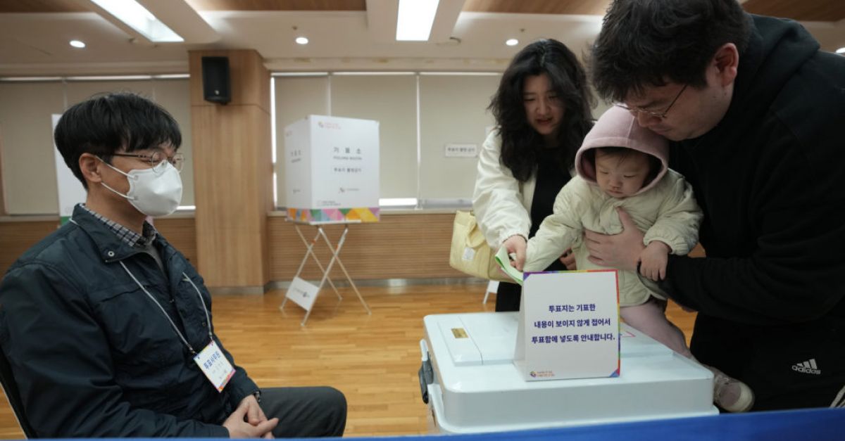 Очаква се либералните опозиционни партии в Южна Корея да спечелят