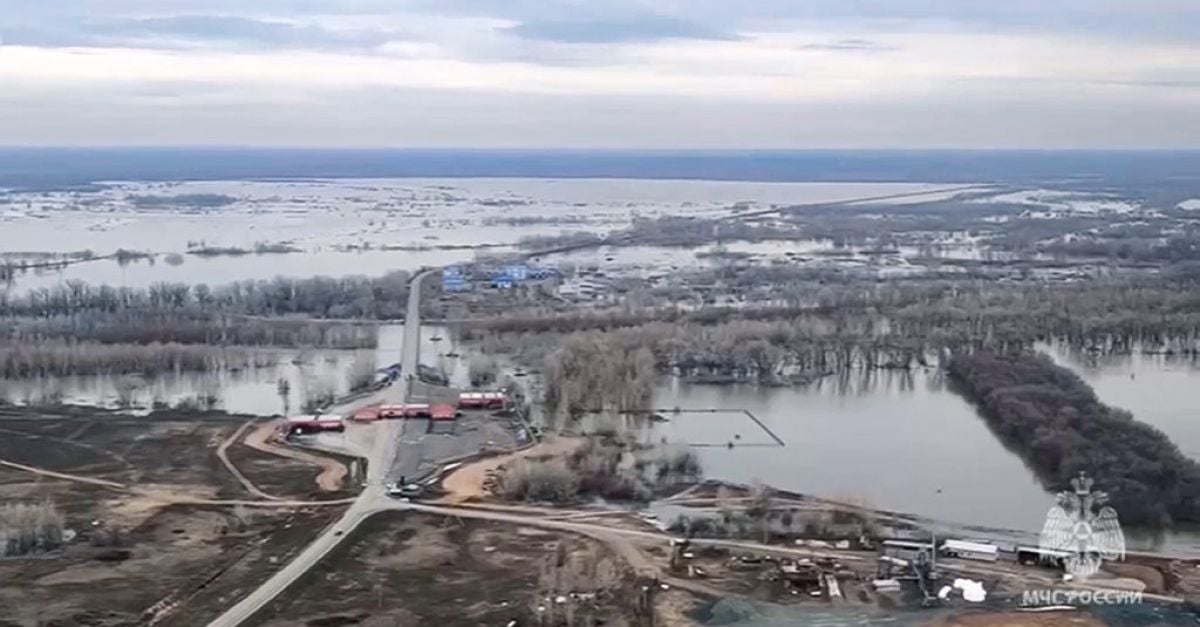 Нивата на водата се покачват и къщите се наводняват в Русия след срутването на язовирна стена