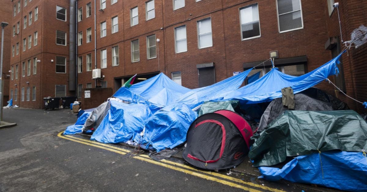На живо: Търсещите убежище се преместват от палатките на Mount Street