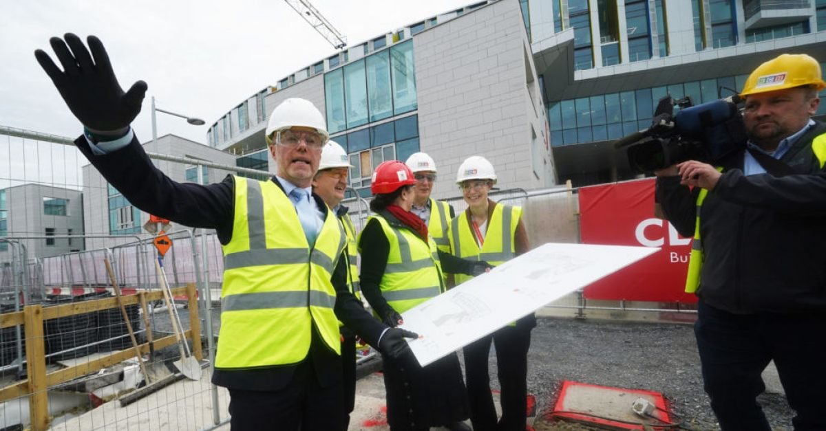 Стивън Донъли „напълно очаква“ новата детска болница да бъде завършена тази година
