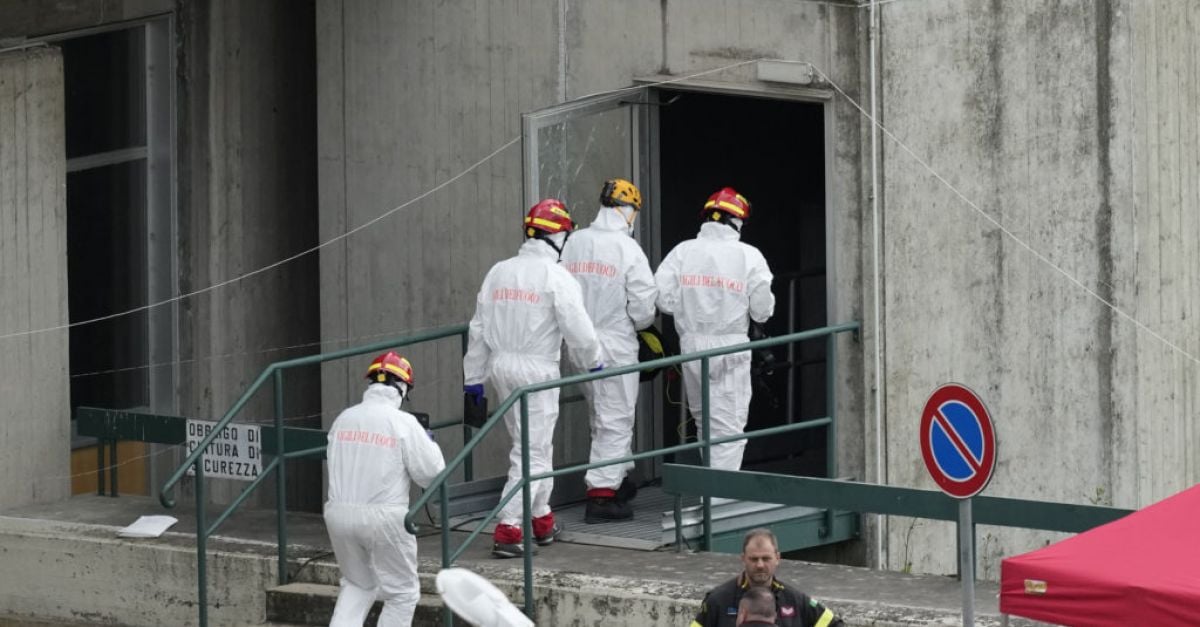 Броят на загиналите от експлозия в италиански завод нараства до седем, след като извадиха последните тела