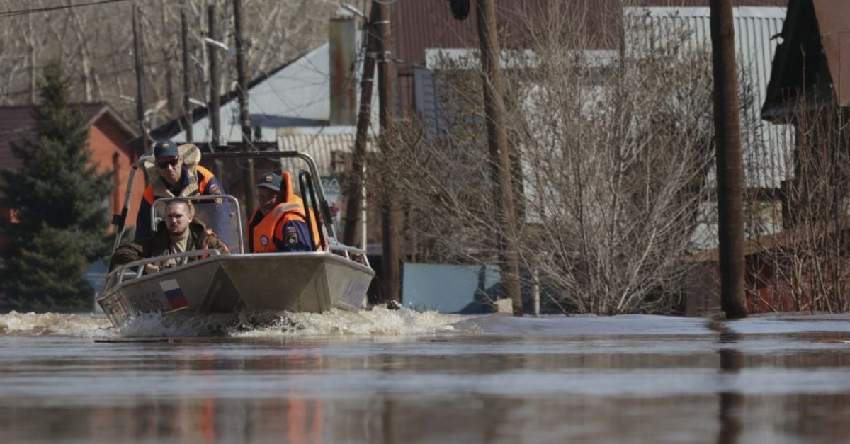 Близо 12 000 къщи са наводнени в руски регион, граничещ