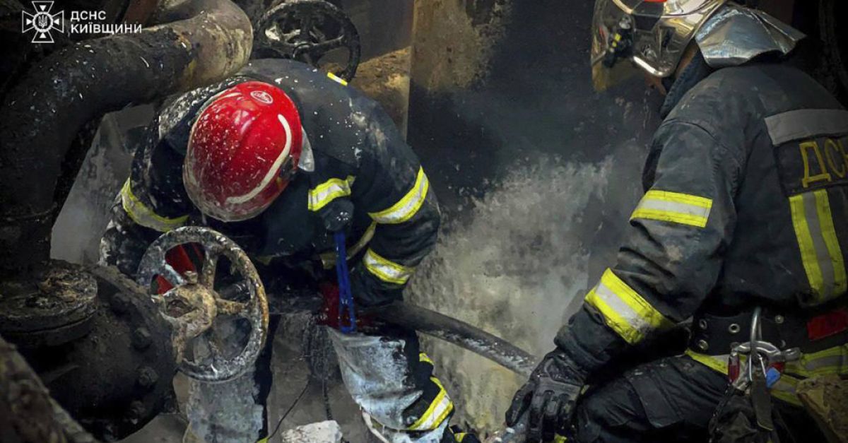 Украински пожарникари спасиха пет кученца изпод разрушена сграда