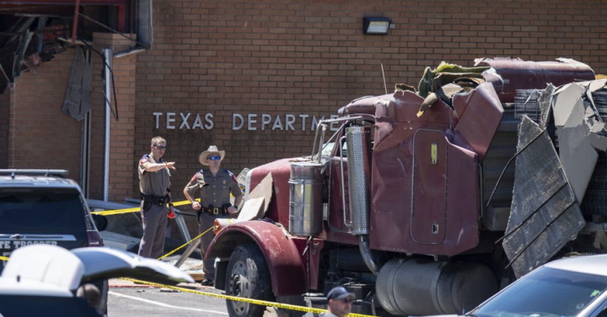 Шофьор се вряза с откраднат камион в сграда в Тексас след отхвърляне на офертата за лиценз