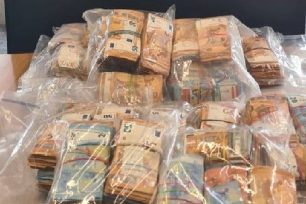 Woman (40s) arrested after seizure of €500k in cash