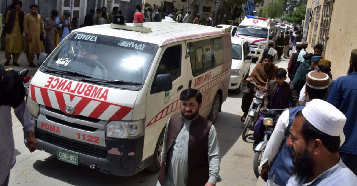 Търсят се въоръжени мъже, които отвлякоха пътници в автобуса и убиха 11 в Пакистан
