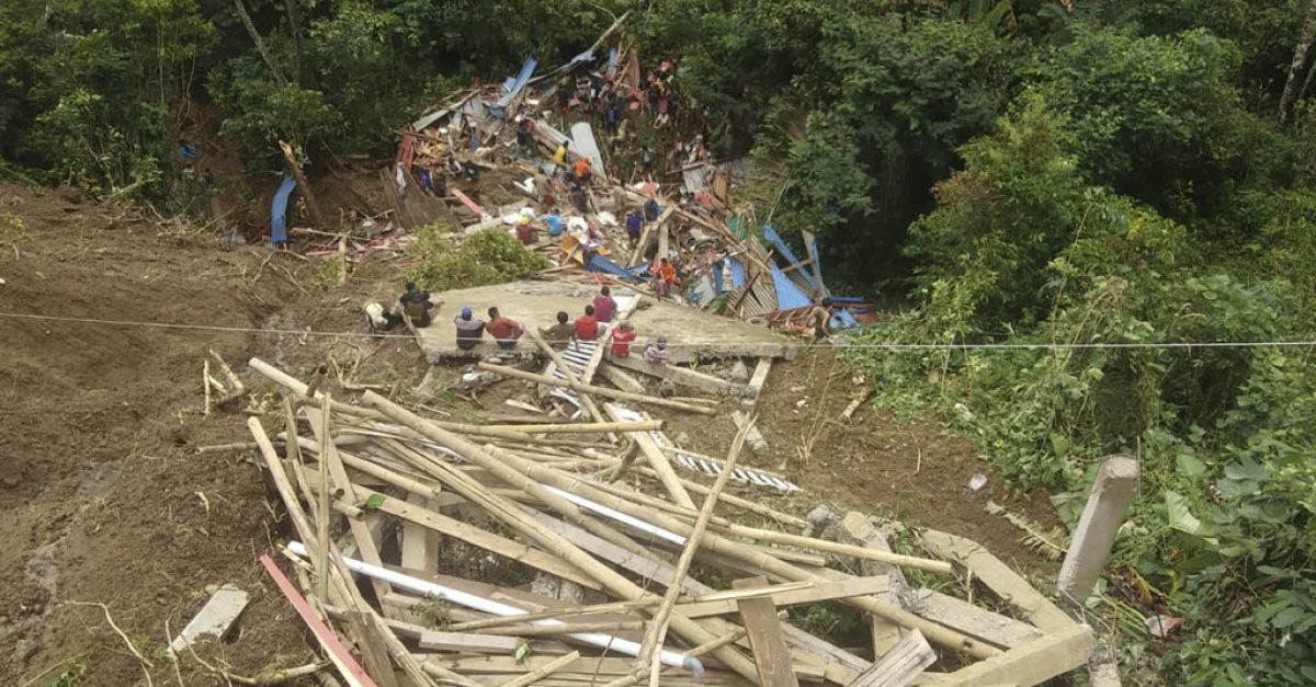 Свлачища удариха индонезийския остров Сулавеси, убивайки най-малко 18 души