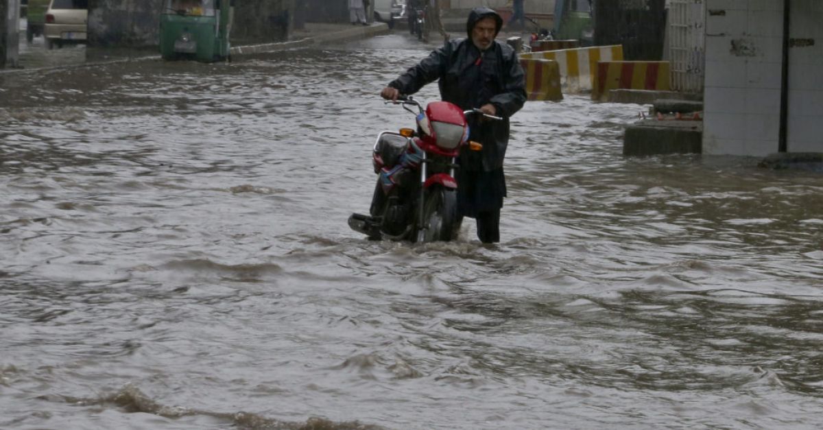 Мълнии и проливни дъждове убиха най малко 49 души в Пакистан