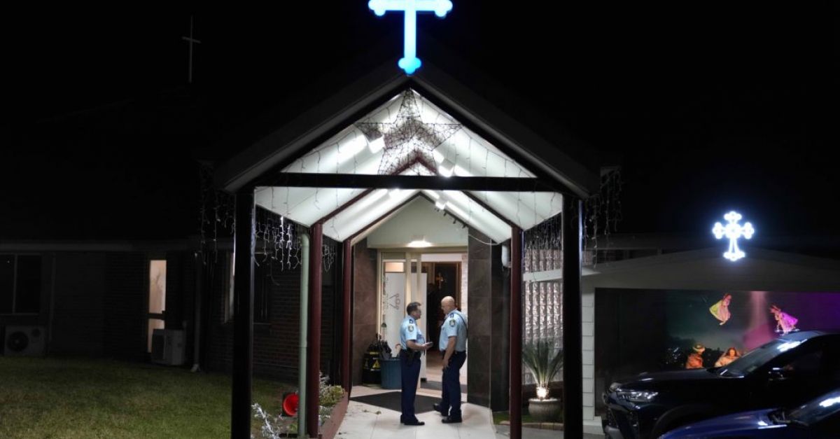 Нападение с нож срещу епископ и свещеник се третира като тероризъм, казва полицията