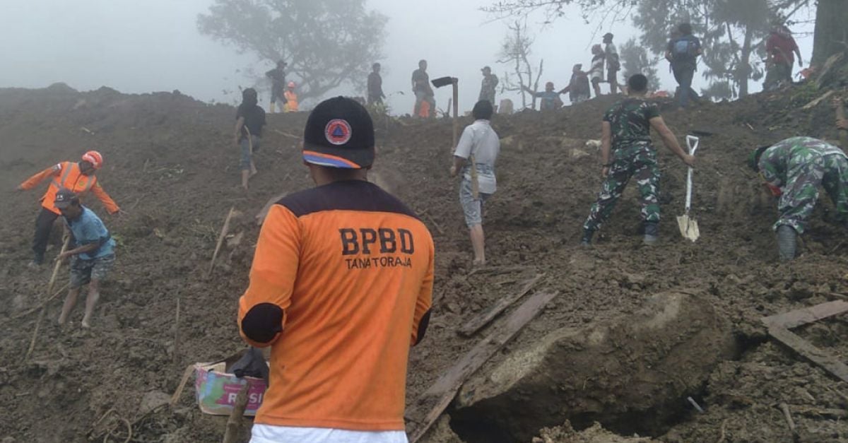 Открити са телата на последните жертви след свлачищата в Индонезия, които убиха 20