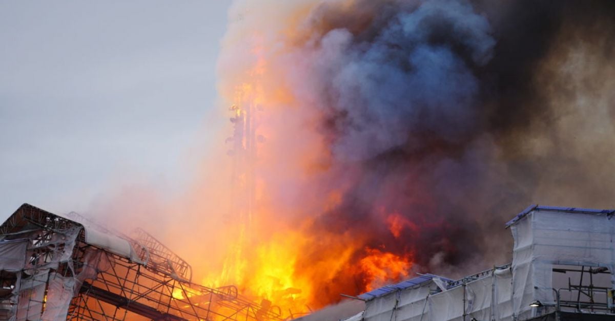 Пожар бушува в историческата фондова борса в Копенхаген