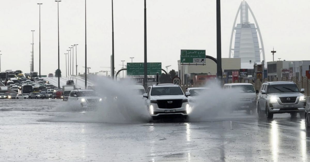 Проливни дъждове връхлетяха Обединените арабски емирства във вторник, наводнявайки части