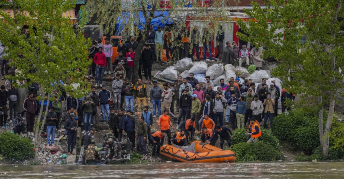Най-малко шестима загинаха при преобръщане на лодка в контролирания от Индия Кашмир