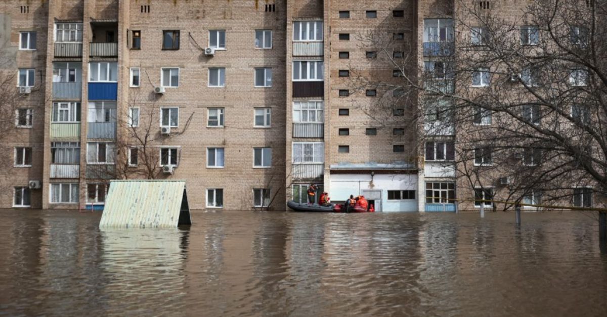 Още домове са наводнени в руски регион, граничещ с Казахстан, тъй като нивата на реките се покачват