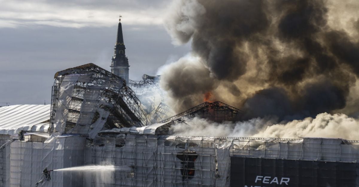 Пожар обхвана една от най старите сгради в Копенхаген унищожавайки около