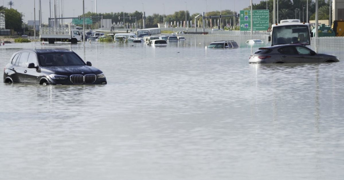 Буря изсипа най-проливния дъжд, регистриран някога в ОАЕ, наводни пътища и летището в Дубай
