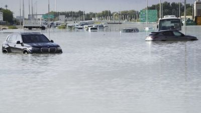 Tempestade despeja chuva mais forte já registrada nos Emirados Árabes Unidos, inunda estradas e aeroporto de Dubai