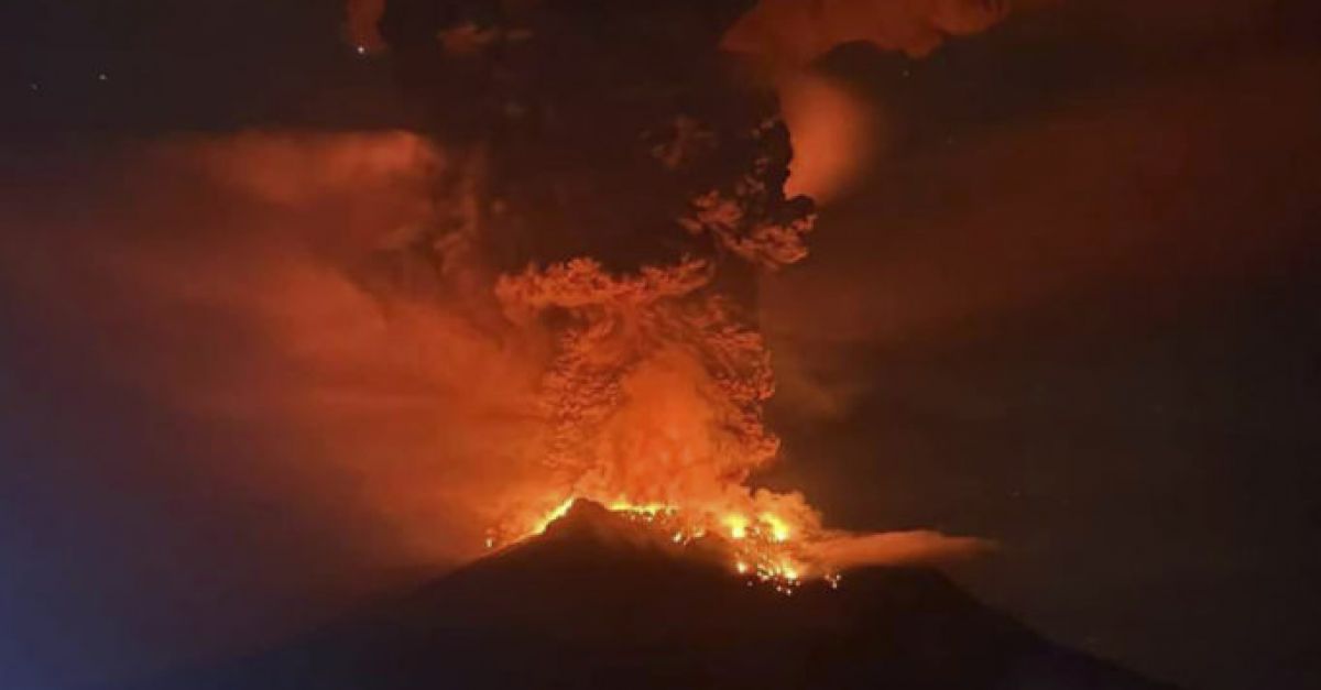 Хиляди са евакуирани и е издадено предупреждение за цунами след изригването на индонезийския вулкан