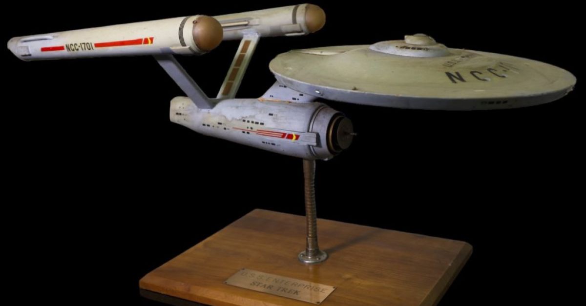 Първият модел на USS Enterprise — използван в надписите на
