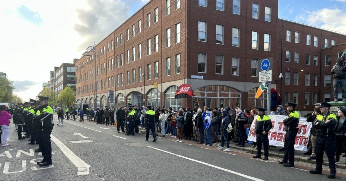 Протестиращи в сблъсък близо до мигрантски лагер в Дъблин