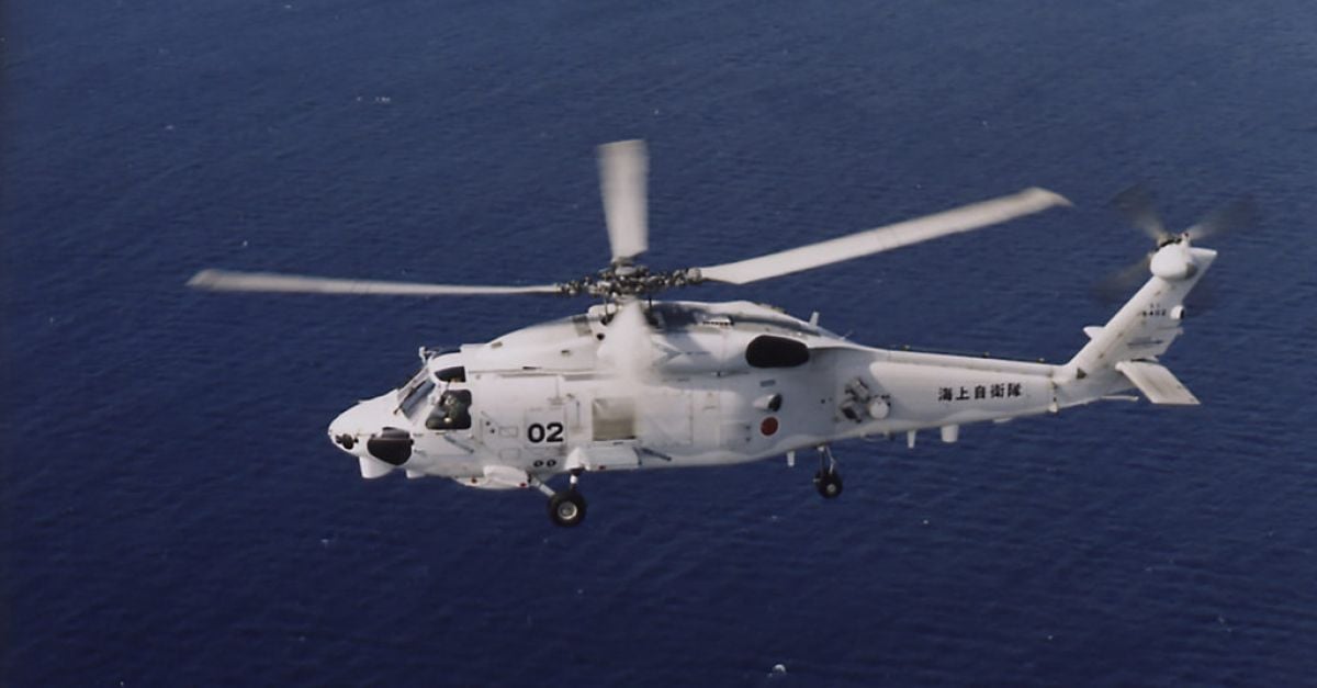 Два хеликоптера на японския флот превозващи осем членове на екипажа