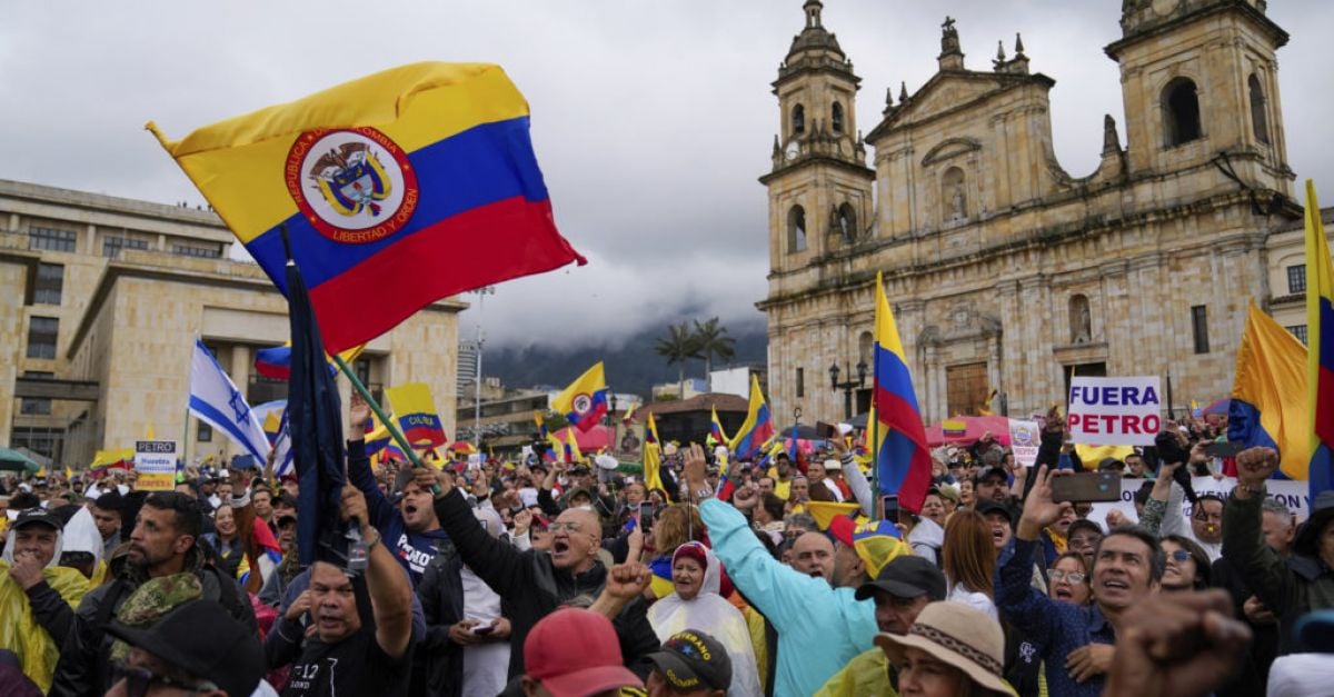 Хиляди колумбийци излязоха по улиците в неделя в последния упрек