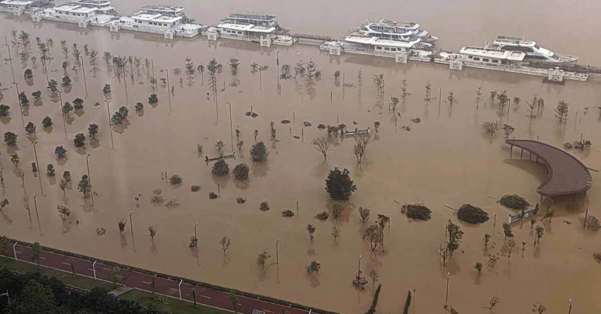 Проливни дъждовни бури които обхванаха Южен Китай през уикенда убиха