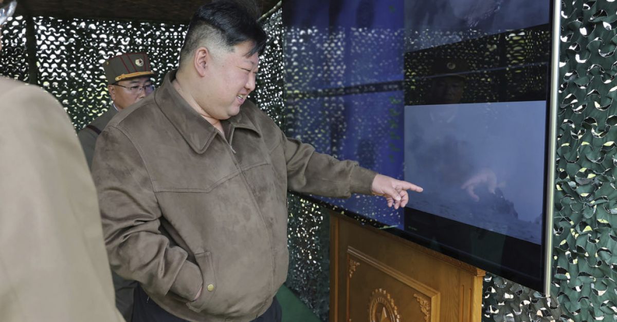Севернокорейският лидер ръководи ракетни учения, които симулират ядрена контраатака