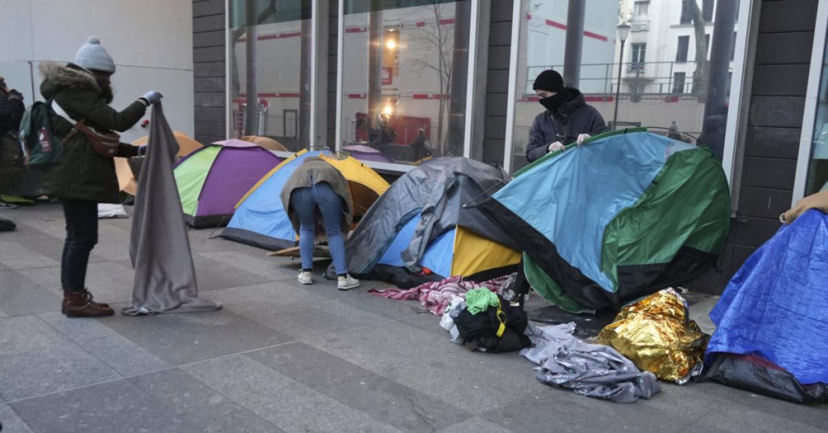 Полицията разчиства мигрантски лагер в центъра на Париж по време на предолимпийското почистване, казват хуманитарните групи