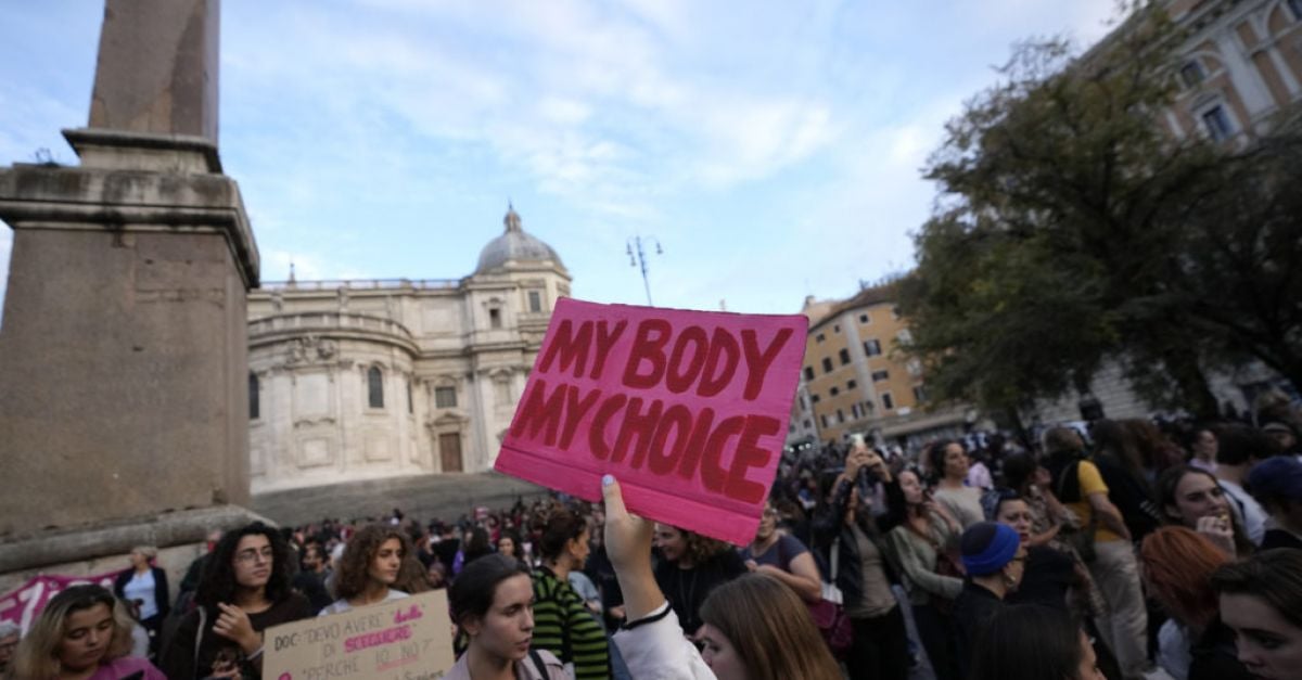 Италия ще разреши на групи против абортите достъп до жени, обмислящи процедура