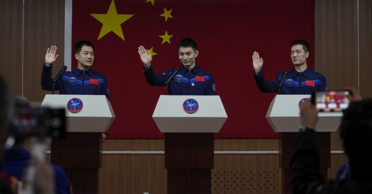 Китайската космическа агенция извършва последни приготовления за изпращане на екипажа