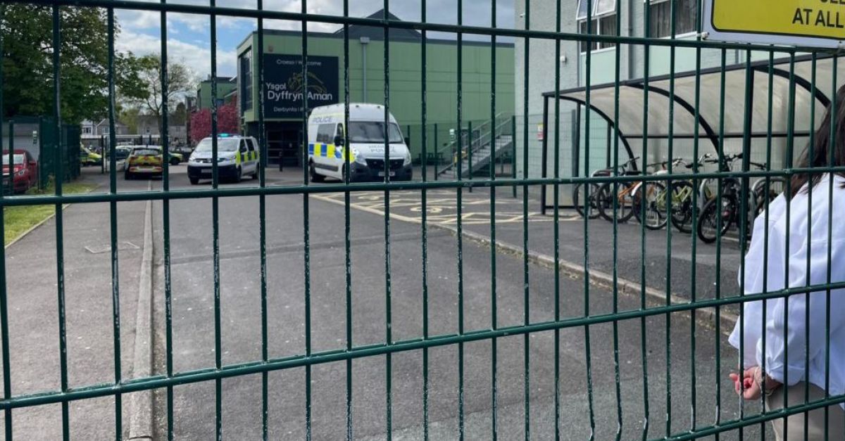 Един човек беше арестуван след трима ранени при „ужасяващ“ инцидент в училище в Уелс