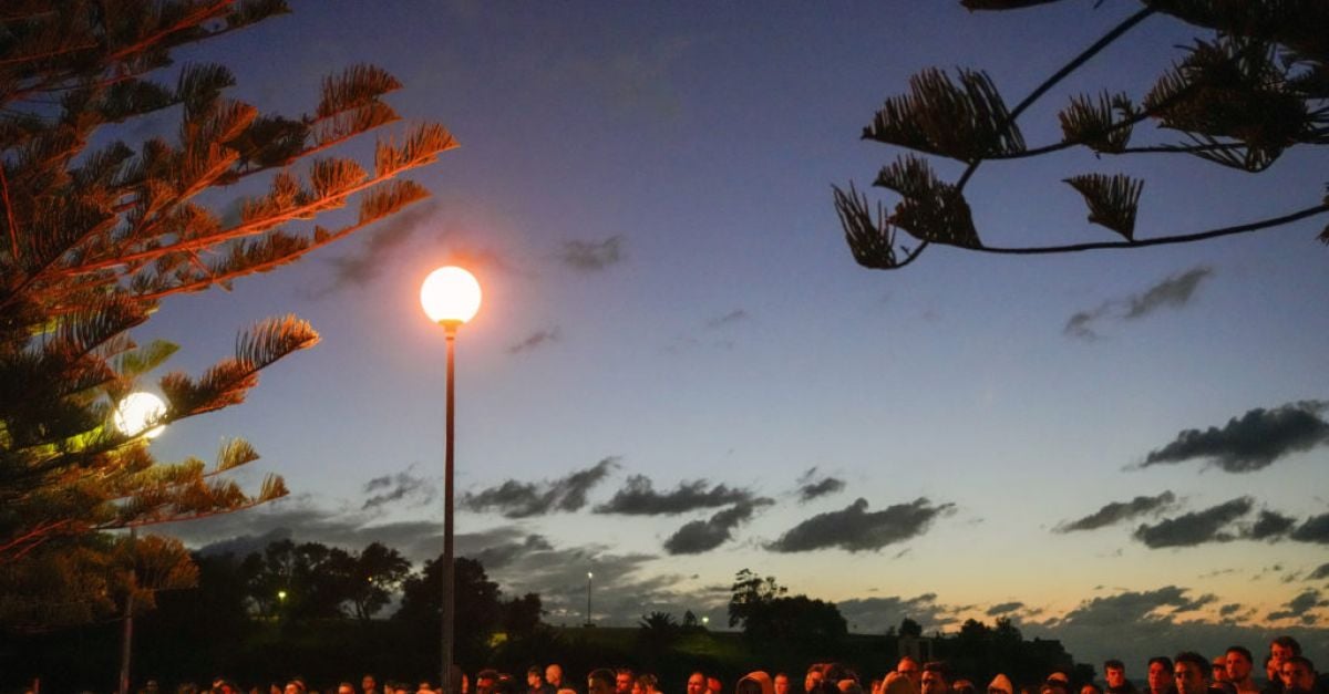 Австралия и Нова Зеландия почитат загиналите си във войните с служби на зазоряване в Деня на Anzac