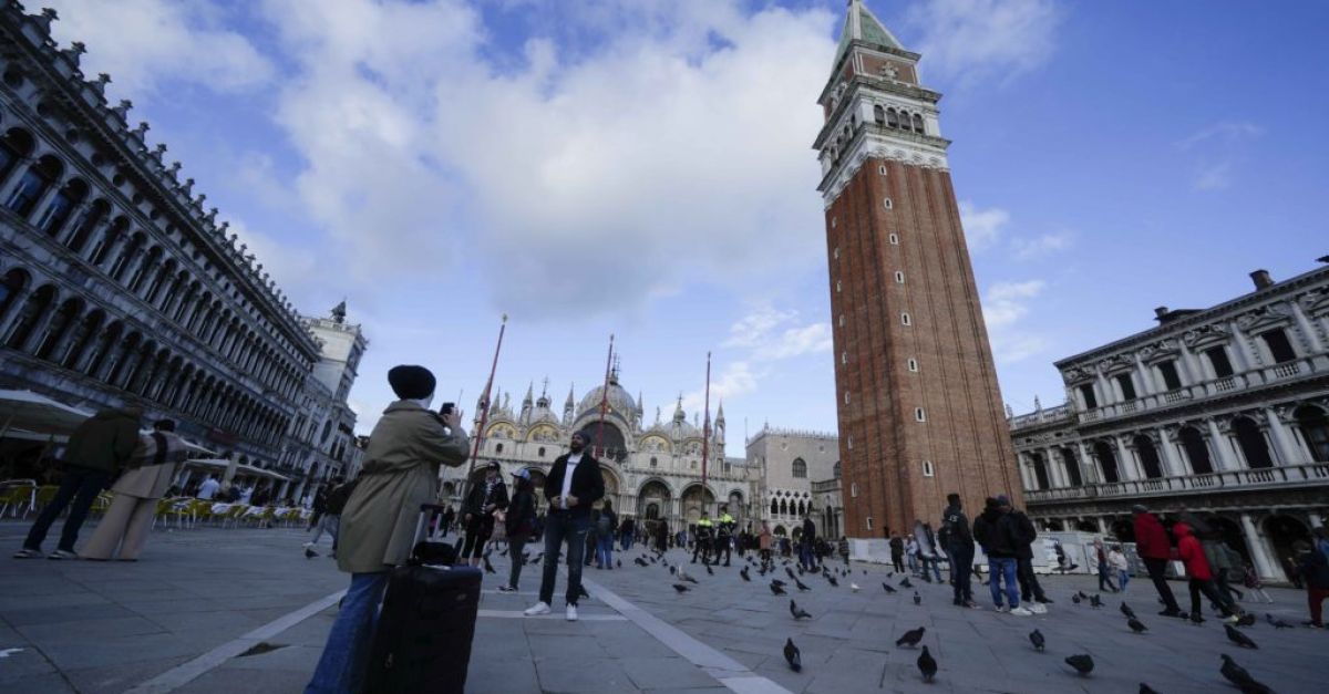 Венеция стартира експеримент за таксуване на еднодневните екскурзии в опит да се бори с прекомерния туризъм