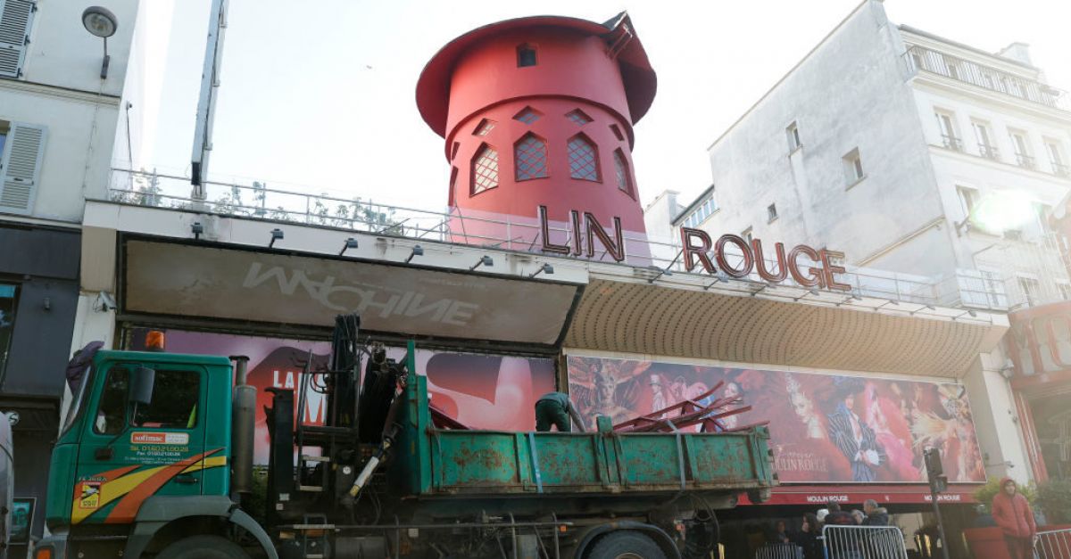 Платната на вятърната мелница Мулен Руж падат на улица под известния парижки кабаре клуб