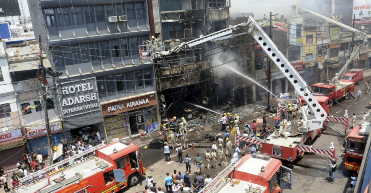 Голям пожар който обхвана ресторант и хотел в източна Индия