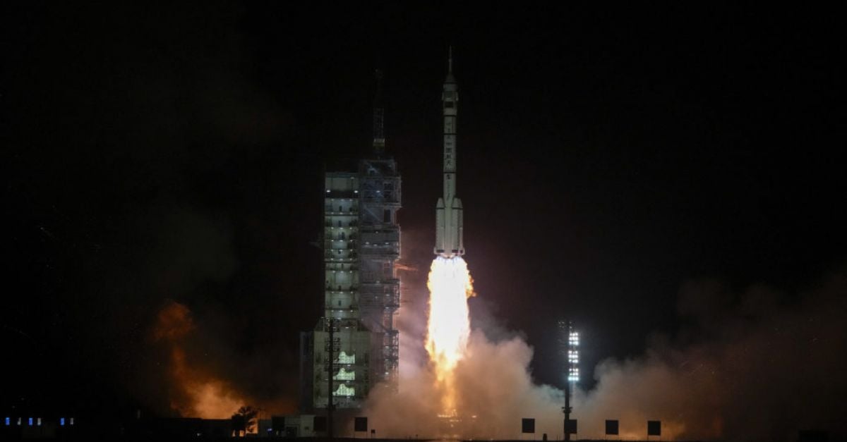 Китай изстреля тричленен екипаж към своята орбитална космическа станция като