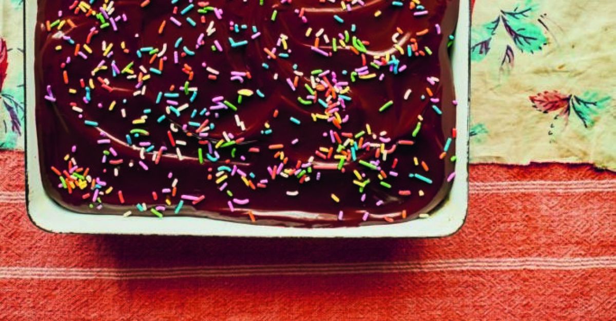 Тази шоколадова торта изглежда като всяка друга, нали? Неправилно. Това