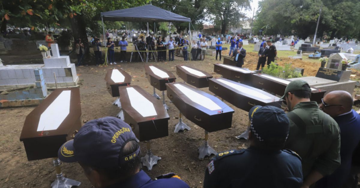 Бразилия погребва телата на мигранти, дошли с африканска лодка до Амазонка