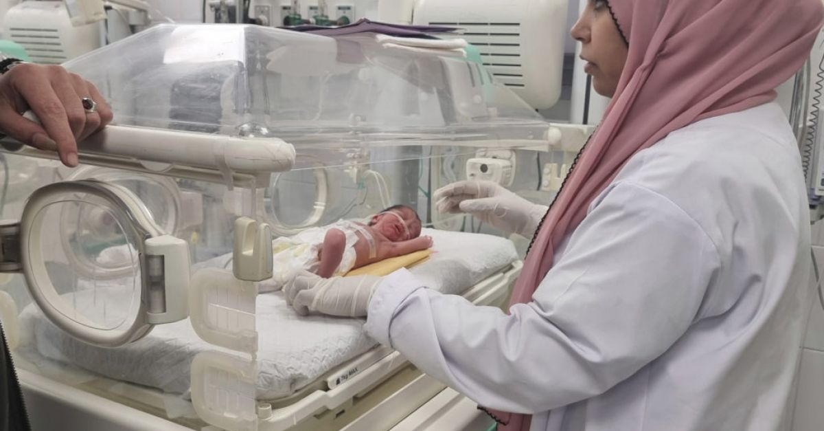 Недоносено палестинско бебе което беше спасено от утробата на майка