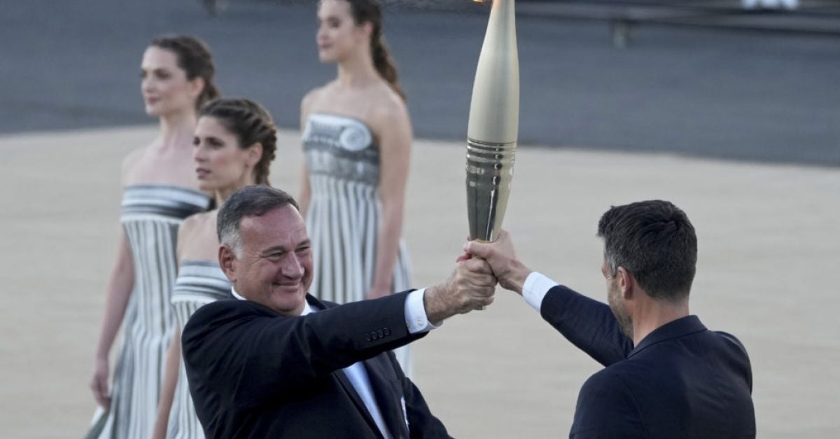 Организаторите на Париж получиха олимпийския огън на гръцкото място на първите съвременни Игри