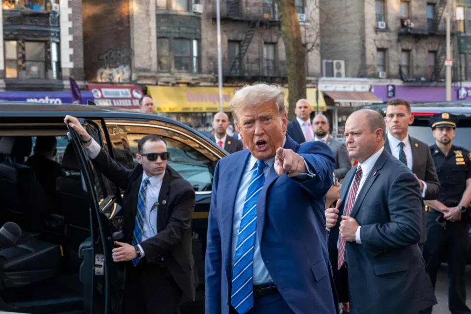O ex-presidente Trump visita uma empresa local em Manhattan após o segundo dia de seleção do júri em seu julgamento Hush Money