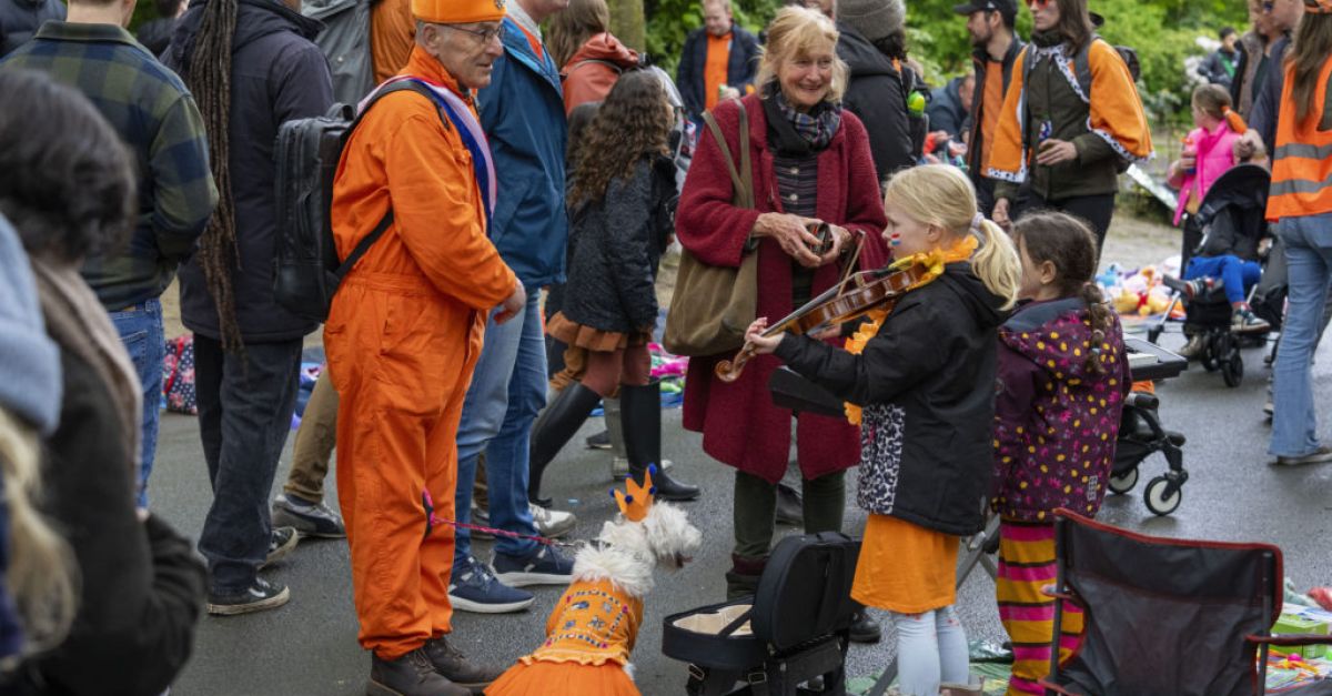 Празнуващите се обличат в оранжево, за да отпразнуват рождения ден на холандския крал