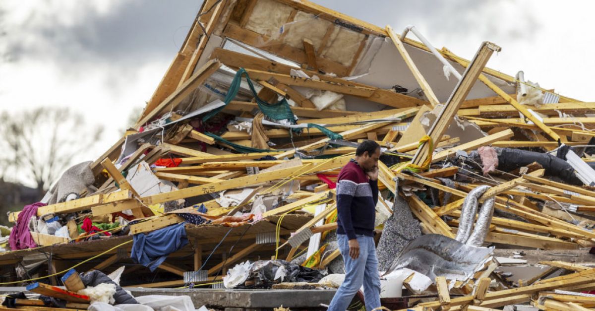 Жителите пресяват отломките, след като торнадо разруши домове