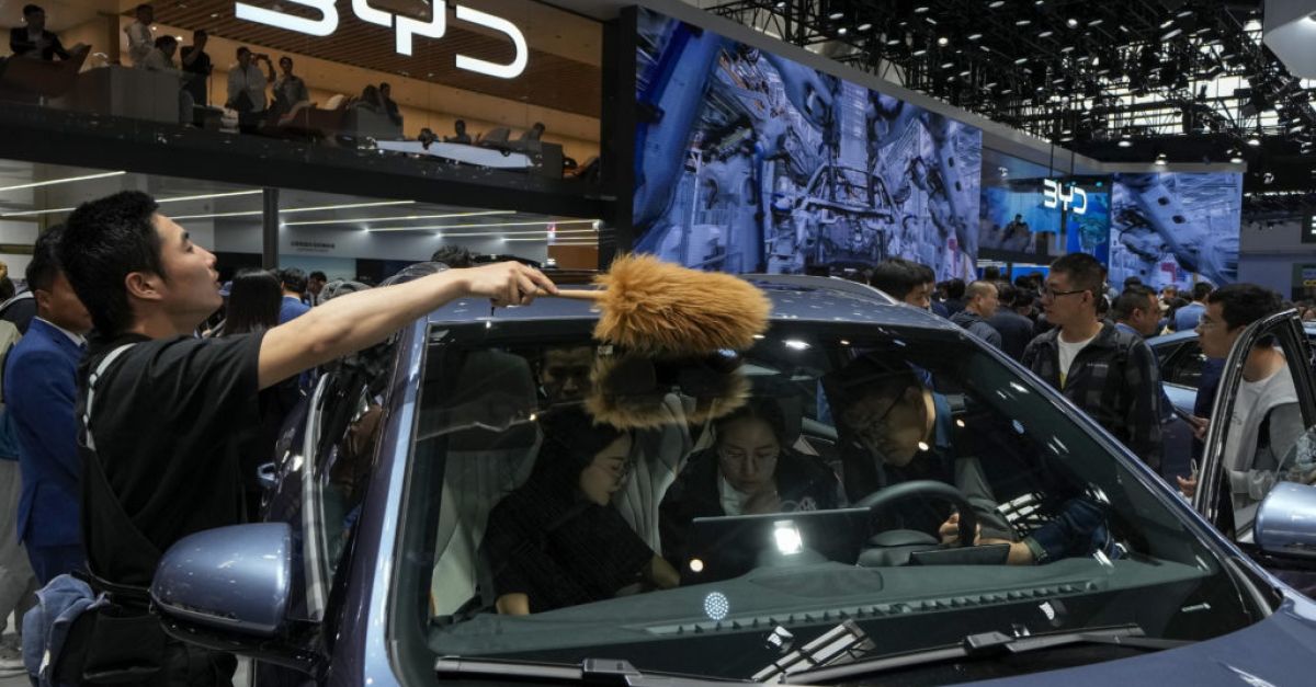 Основателят на Tesla Мъск посещава Китай, докато конкурентите показват нови електрически превозни средства
