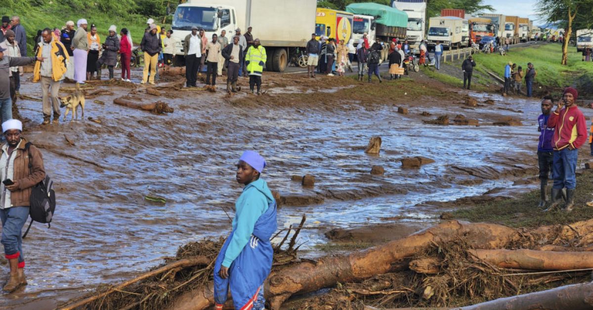 Най-малко 45 души загинаха в Кения, тъй като наводненията отнесоха къщи и коли
