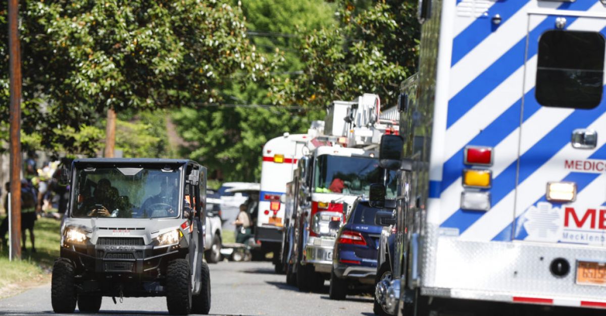 Конфликтът завършва с трима убити полицаи, докато стрелците откриват огън в Северна Каролина