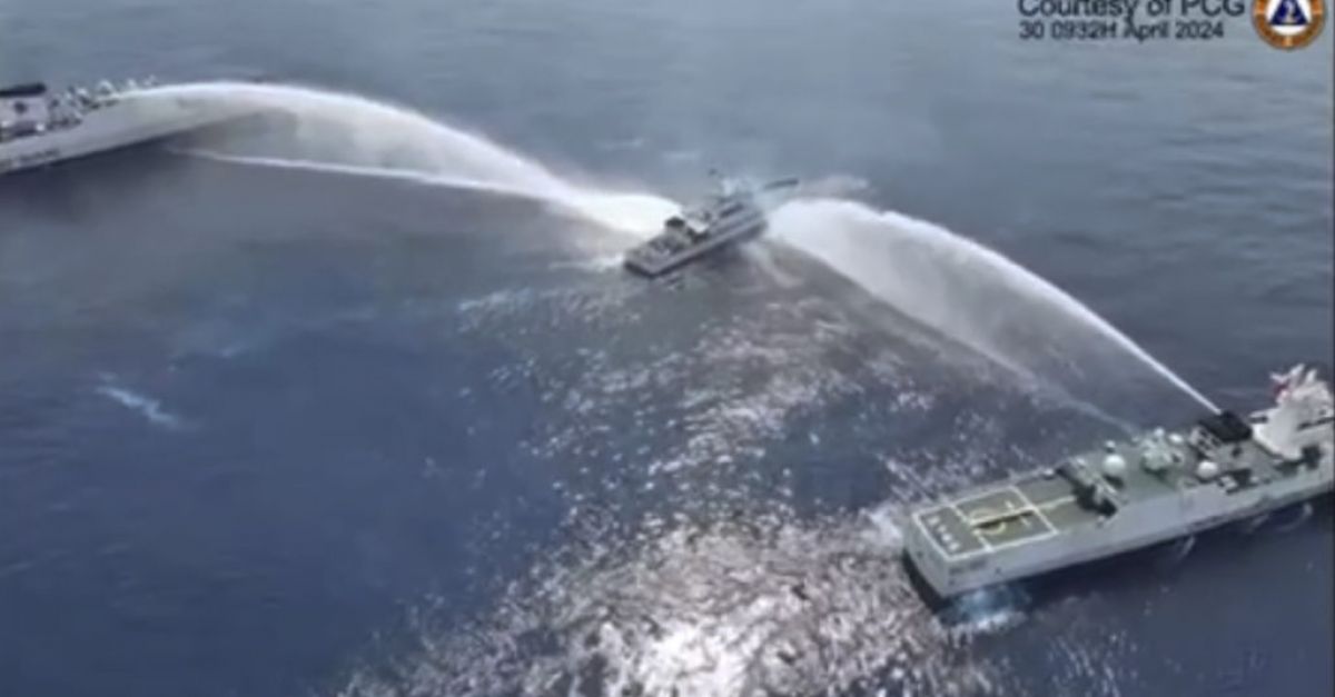 Корабите на китайската брегова охрана стреляха с водни оръдия по