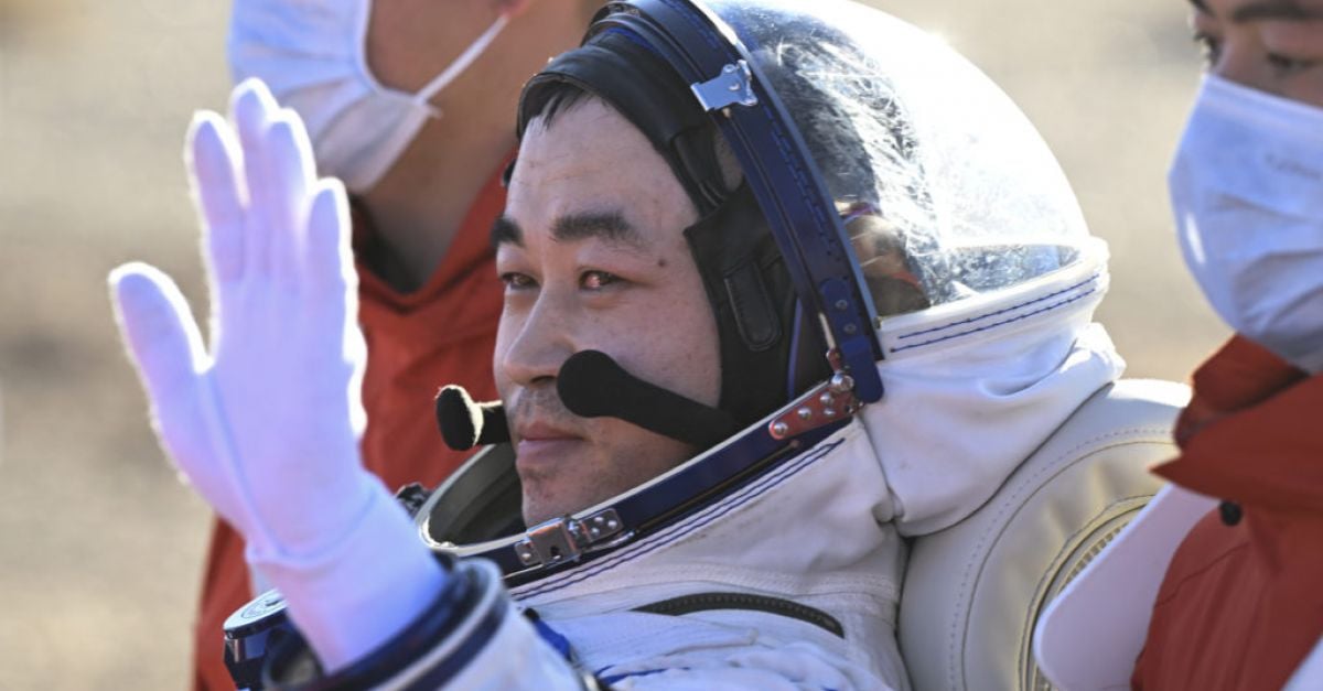 Китайският космически кораб Shenzhou 17 се завърна на Земята превозвайки трима